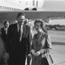 Aankomt van premier Thatcher (r) op vliegveld Valkenburg met minister Van Aarden, Bestanddeelnr 932-7041